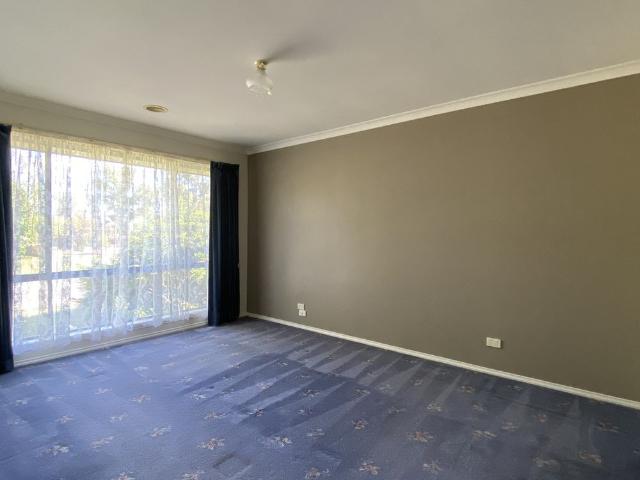 SPACIOUS FAMILY HOME IN KIALLA LAKES