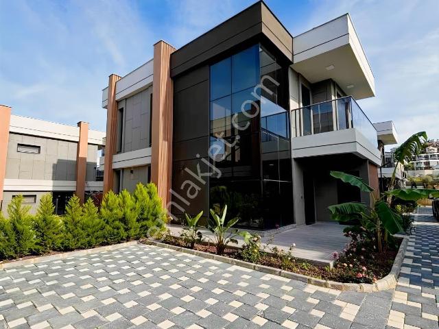 4+1 Özel Havuzlu Sıfır Satılık Villa