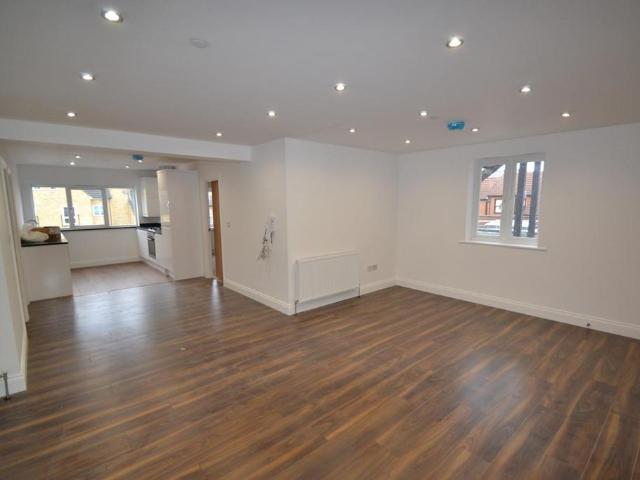 41b High Street, Hoddesdon, Herts 2 bed apartment to rent £1,450 pcm £335 pw