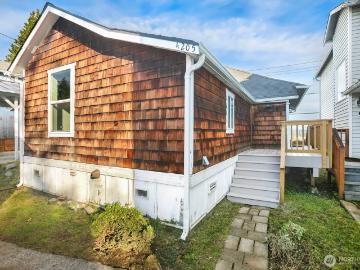 4205 34th Ave S, Seattle, WA 98118 | MLS #2471