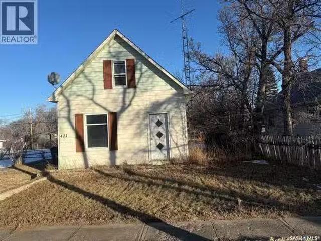 421 3Rd Avenue E, Assiniboia, SK, S0H 0B0 house for sale Li.