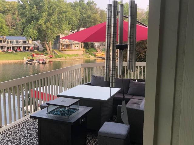 4220 4 W Lakeshore Drive