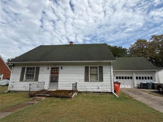 422 N 5th St, Vandalia, IL 62471