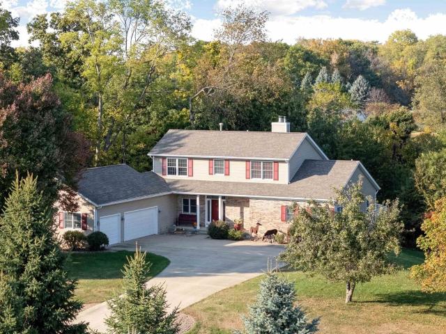 4240 Briar Ridge Ct, Ely, IA