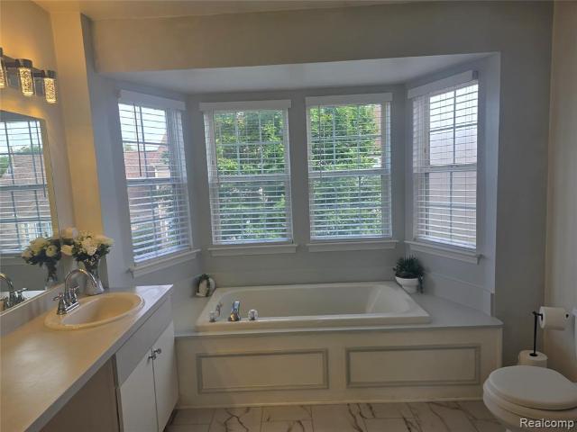 4241 Hunters Circle West Circle