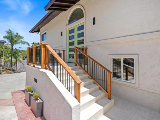 4242 Avenida Gregory