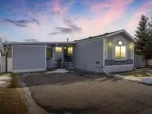 424 Heritage Crescent, Okotoks, AB, T1S 1P2 house for sale.