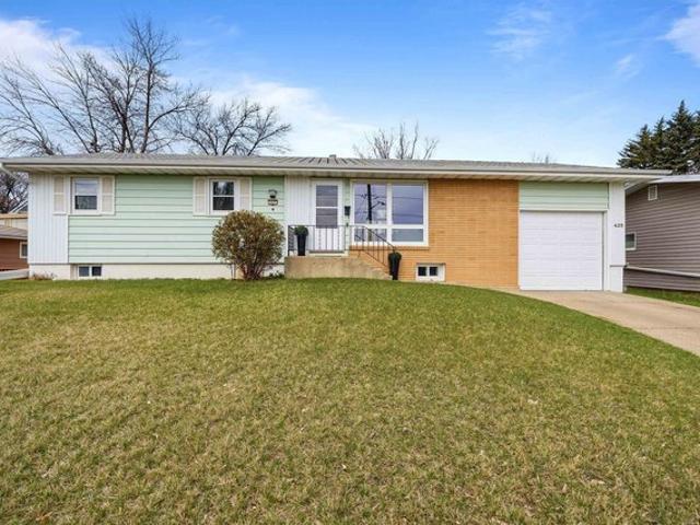 425 11th Ave NE, Minot, ND 58703