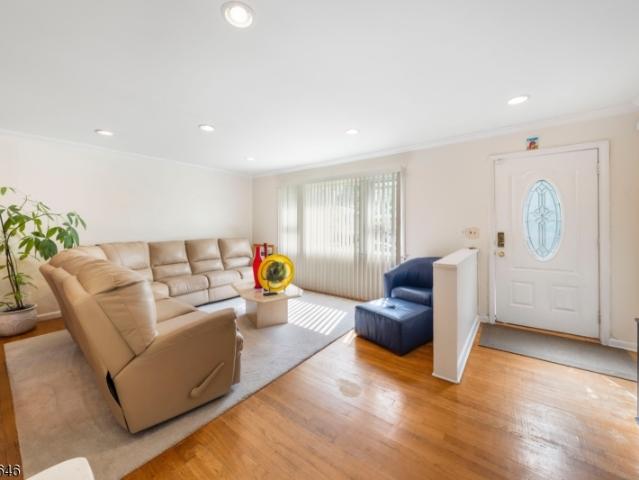 425 Adrianne Ct