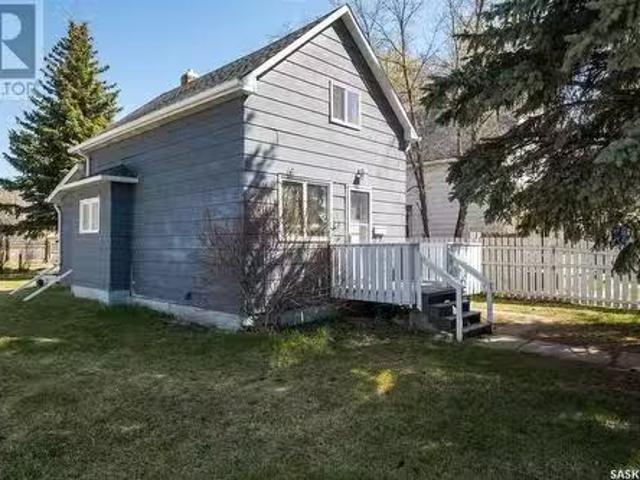 426 10Th Street E, Prince Albert, SK, S6V 0Z4 house for sale.
