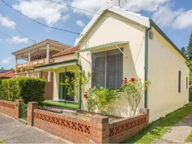 42 Wilson Street, Botany House for rent Listed by Yigit Nayir.