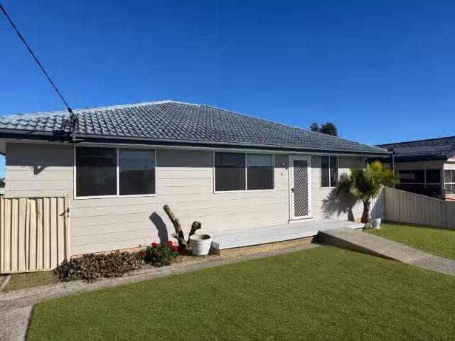 42 Woolana Avenue, Budgewoi House for rent Listed by Kelley S.