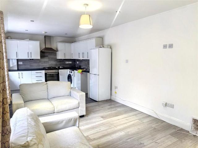 42 Brighton Road, Coulsdon, Surrey, CR5 1 bed apartment to rent £1,250 pcm £288 pw