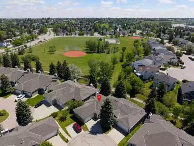 42 Douglasbank Gardens Se, Calgary, AB, T2Z 2C9 semi detache.