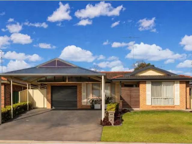 42 Durali Road, GLENMORE PARK House for rent Listed by Paris.