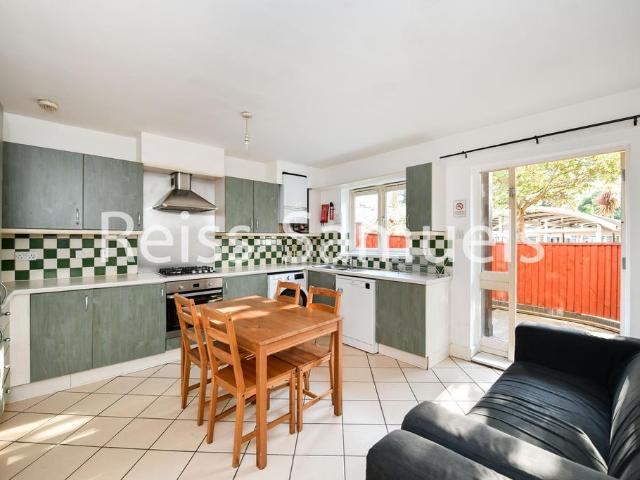 42 Ferry Street, London, E14 3DT, United Kingdom | 5 bed townhouse for rent #140400454 | Rentberry