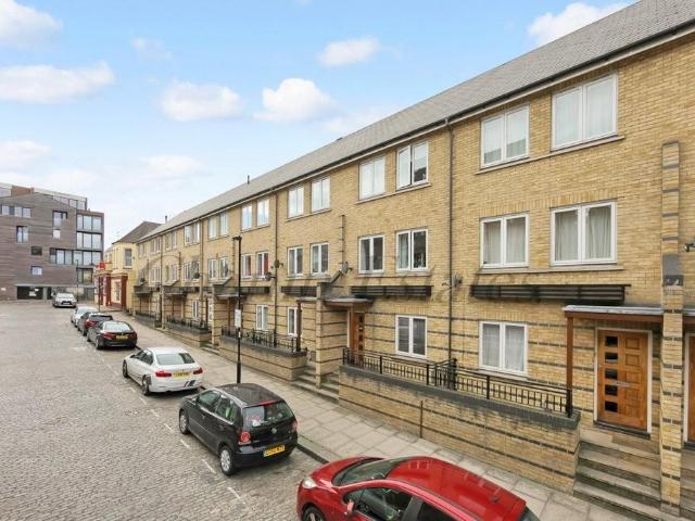 42 Ferry Street, London, E14 3DT, United Kingdom | 5 bed townhouse for rent #119263824 | Rentberry