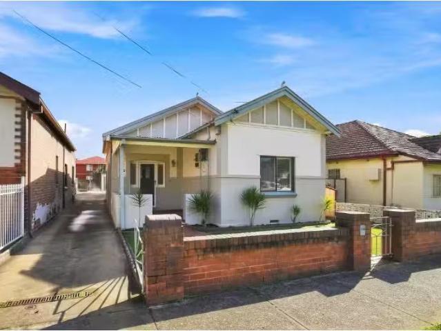 42 Fifth Avenue, CAMPSIE House for rent Listed by Matthew Sca.