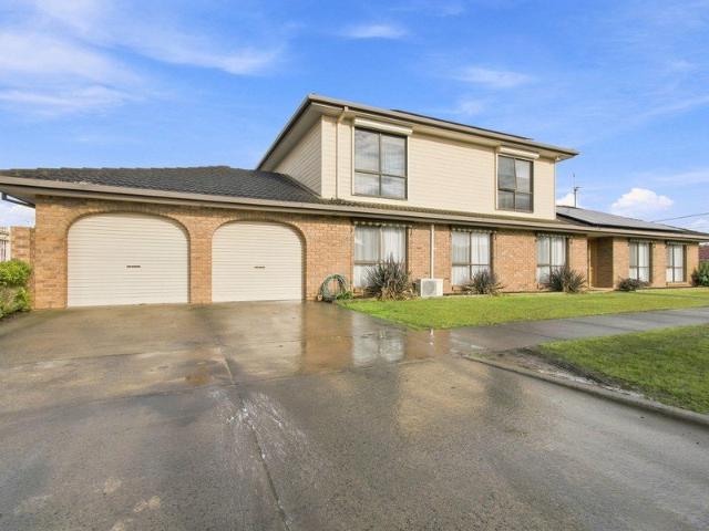 42 OLLERTON AVENUE, NEWBOROUGH VIC 3825 SPACE, STYLE AND 6 BEDROOMS. ALL FOR $675,000