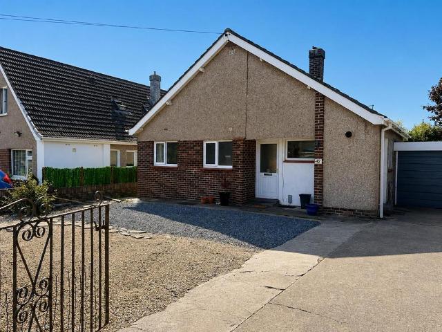 42 Penylan Avenue, Porthcawl. 2 bed detached bungalow to rent £1,300 pcm £300 pw