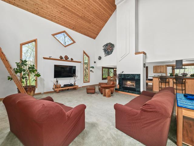 4302 W Woodward Dr