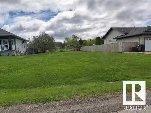 4319 43 Ave, Rural Lac Ste. Anne County, AB, T0E 0A0 vacant.