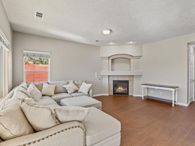 435 Paseo Roja Place NE