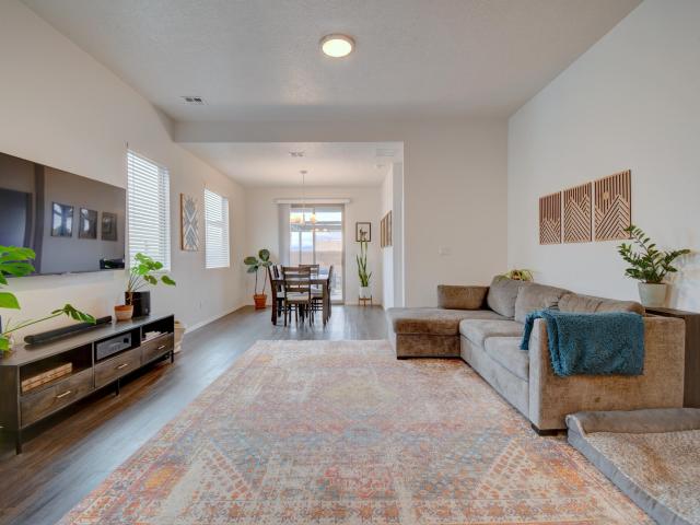 4373 Lauren Loop NE
