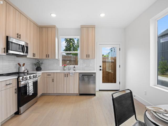 4380 NE Going ST