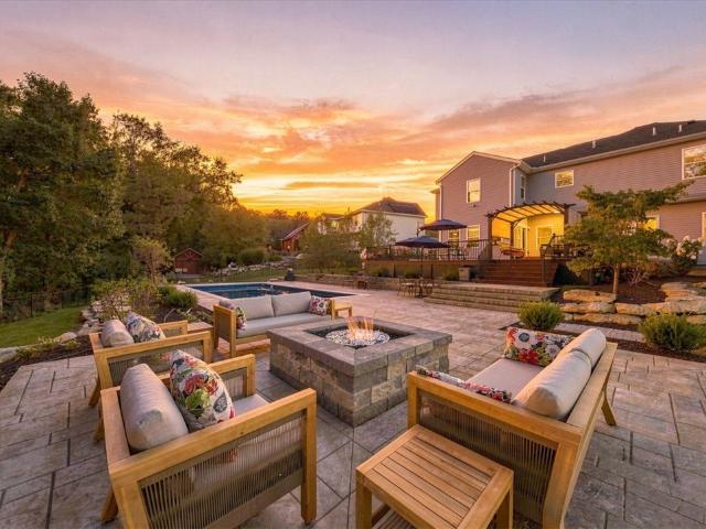 438 White Pine Ln
