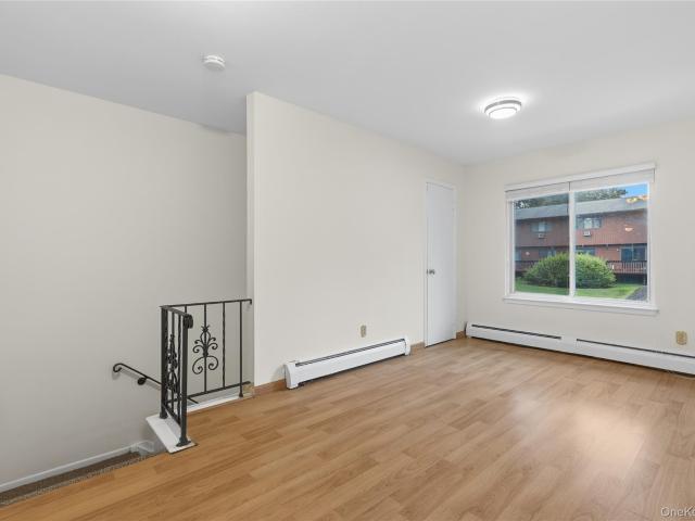47 Coachlight Square