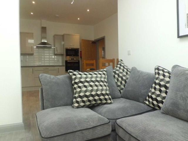 47 Rookery Road, B29 7DG 5 bed house to rent £3,358 pcm £775 pw
