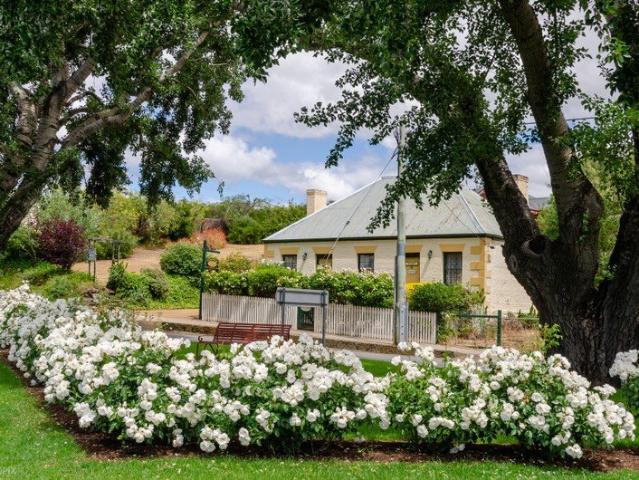 47a & 47b Bridge Street, Richmond BRIDGE COTTAGE ARMOURY & SARGEANTS COTTAGES Built 1823 PRIME LOCATION OPPORTUNITY TO LIVE WITH AN INCOME