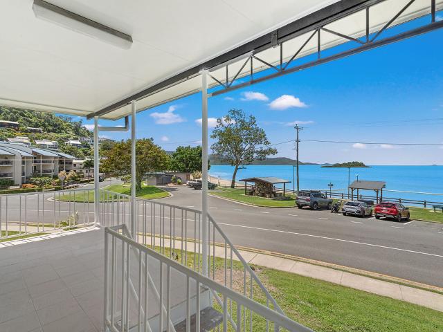 4/40 Coral Esplanade Cannonvale, QLD 4802