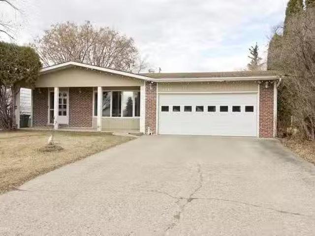 4415 49 Avenue, Bonnyville Town, AB, T9N 1G9 house for sale.