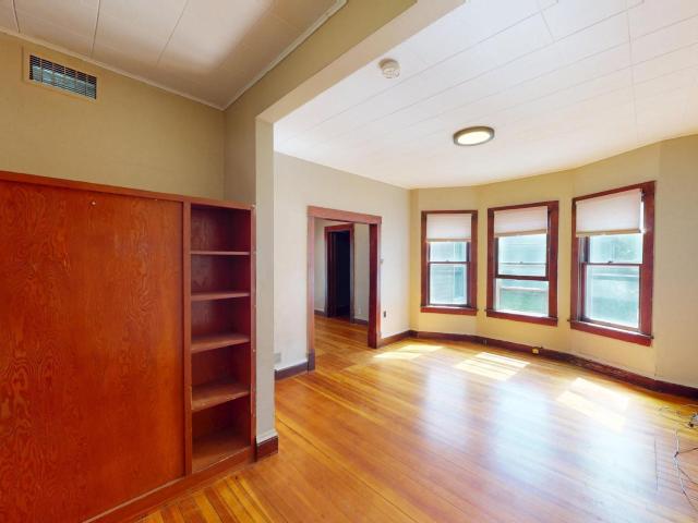 441 Center Avenue S