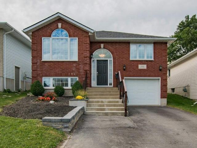 444 Dolshire Street Upper Unit ALL INCLUSIVE 3 bed, 2 bath | 3 Bedroom