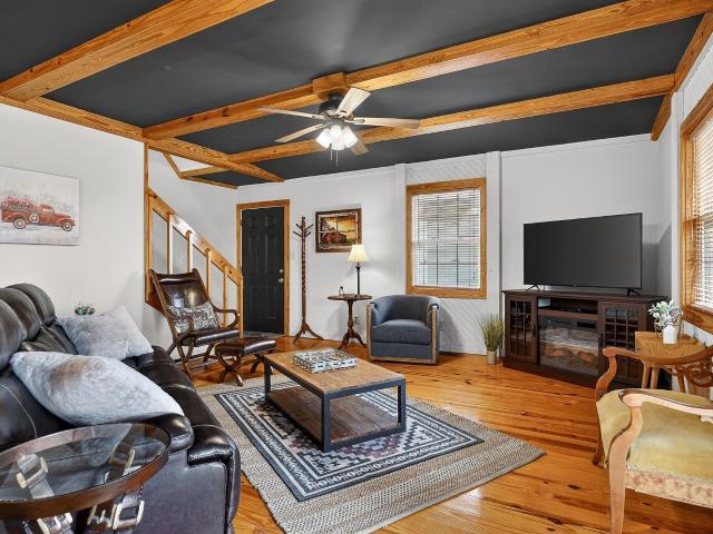 446 Oak Dr