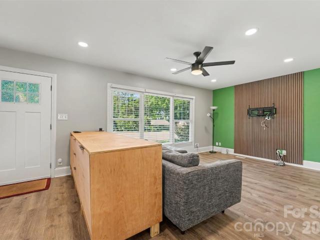 447 E Woodlawn Road