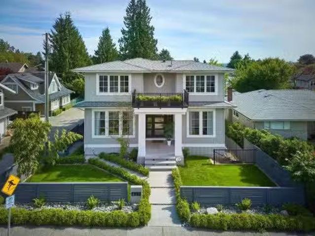 449 15Th Street E, North Vancouver, BC, V7L 2R9 house for sa.