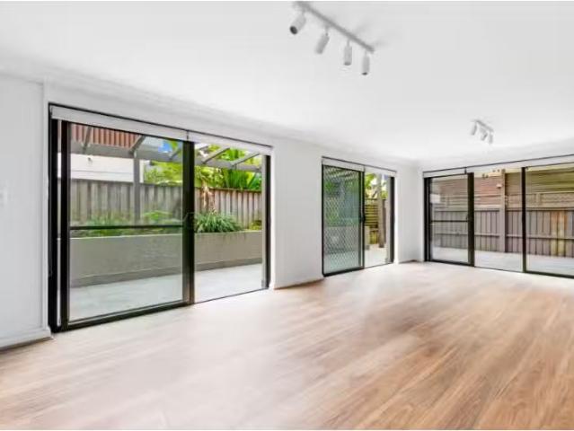 4/4 Warners Avenue, BONDI Townhouse for rent Listed by Janet.