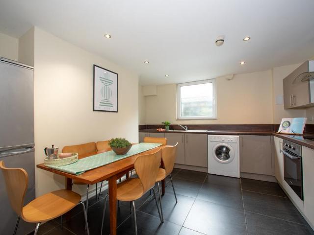 44 Chestnut Avenue, Hyde Park, Leeds. 6 bed terraced house to rent £3,718 pcm £858 pw