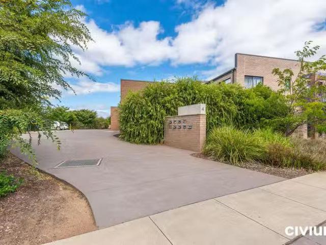 4/4 Jeff Snell Crescent, Dunlop, ACT 2615