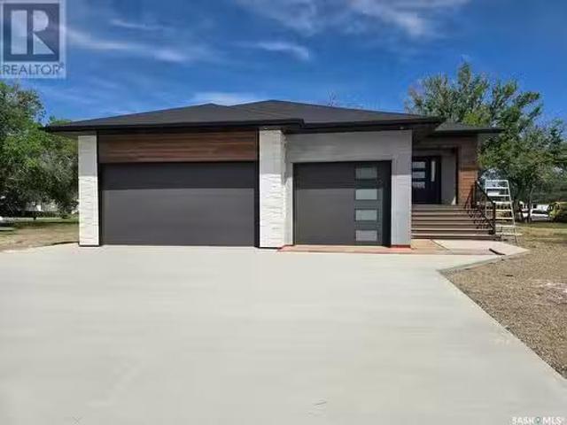 44 Kenney Crescent, Weyburn, SK, S4H 1L3 house for sale Lis.