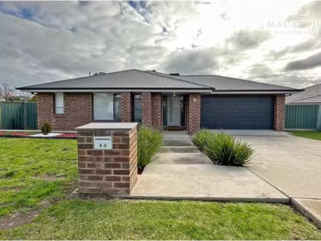 44 Melaleuca Drive, Forest Hill House for rent Listed by Leas.