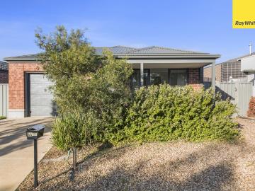 44 Parkleigh Dve, Kurunjang VIC 3337 House For Rent | Domain