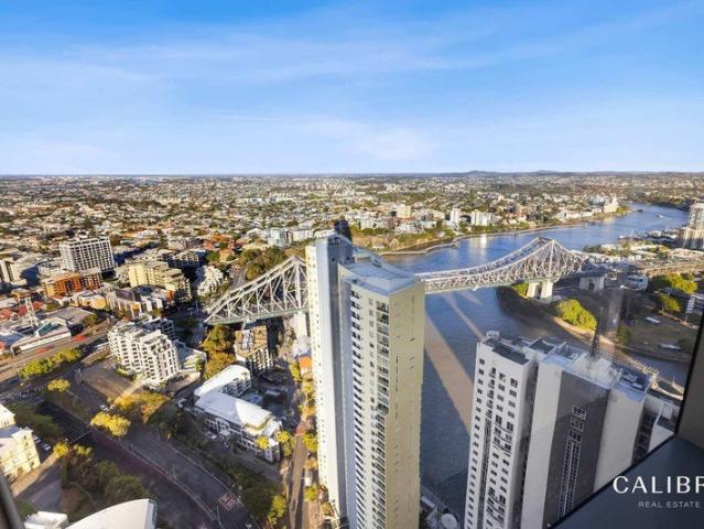 44th Floor Apartment with Panoramic City Views