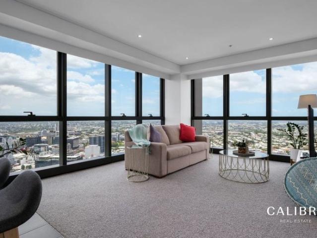 44th Floor Apartment with Panoramic City Views