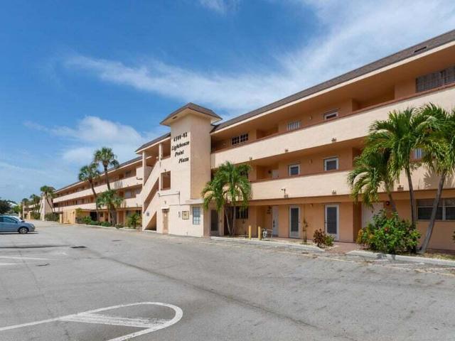 4500 North Federal Hwy, 2 beds, 2 full baths