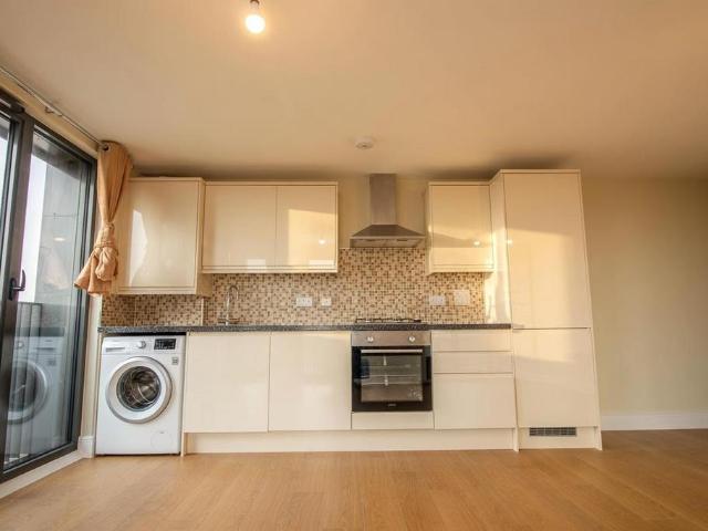 450 High Road, Ilford IG1 2 bed apartment to rent £1,800 pcm £415 pw